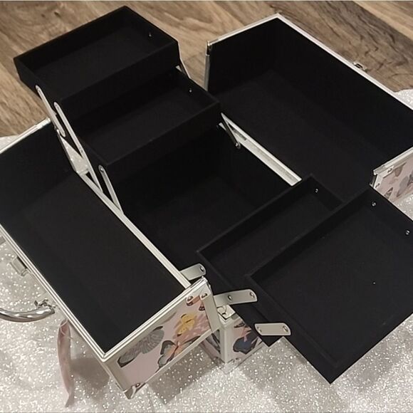 So Chic Butterfly Cosmetic Traincase w/Lock - Picture 4 of 8